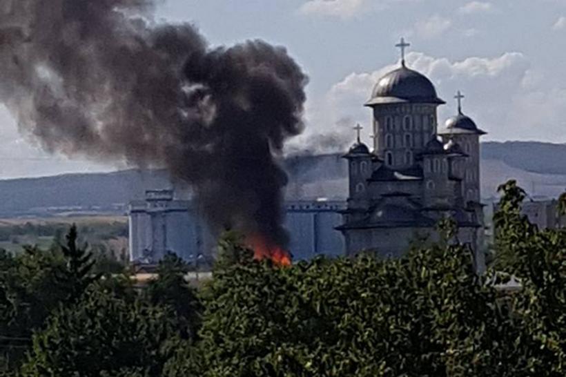 Incendiu violent în curtea unei biserici din Bacău. Fumul este vizibil de la mare distanță