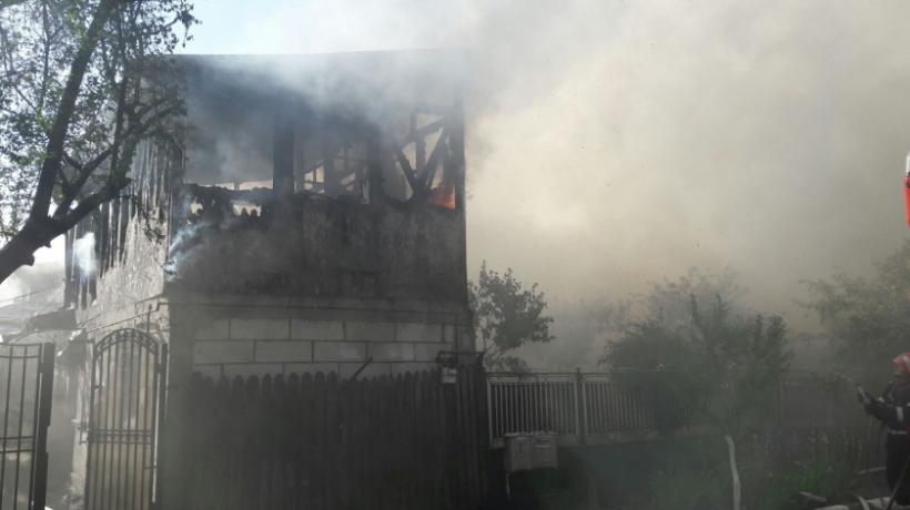 Incendiu violent într-o piaţă din Suceava. Incidentul s-a produs de la o candelă lăsată aprinsă
