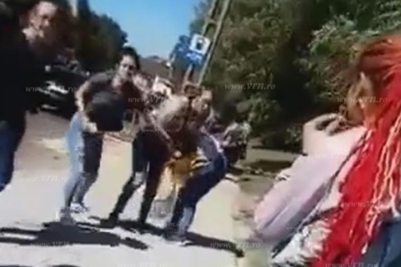 VIDEO - O elevă este bătută crunt de o alta din cauza unui băiat