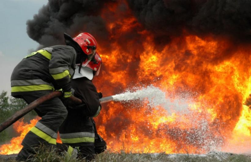 Un incendiu mistuitor a izbucnit la o fabrică de mobilă din Reghin