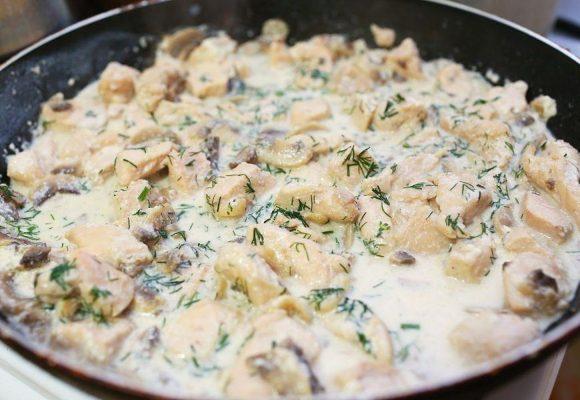 Rețeta zilei : Ciuperci cu pui în sos cremos de brânză