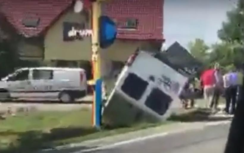 Un microbuz cu trei pasageri s-a răsturnat în Sibiu! Incidentul s-a produs din cauza unui  biciclist 