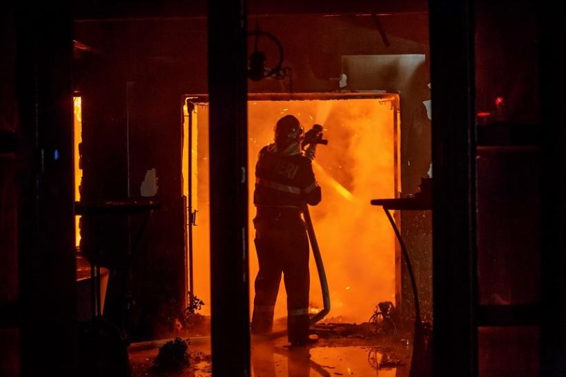 3 pompieri au intrat într-un apartament cuprins de foc pentru a salva un bărbat