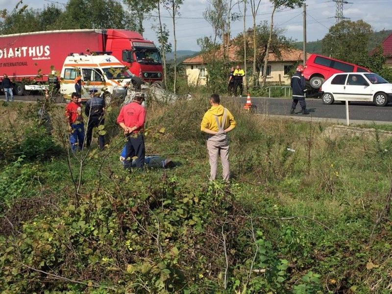 Accident TERIBIL în Bistriţa-Năsăud. O femeie şi copilul său au zburat, la propriu, din maşină