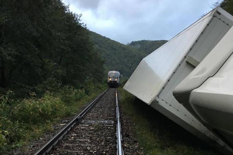 Cluj: Trafic feroviar întrerupt pe ruta Huedin-Aleşd, după ce un tir s-a răsturnat lângă calea ferată