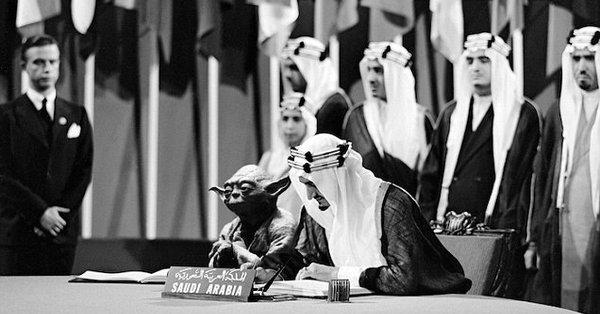Problemă bizară într-un manual școlar din Arabia Saudită. Yoda apare într-o fotografie alături de regele Faisal