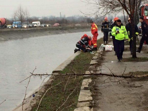 Bărbatul care a căzut duminică în Dâmbovița în timp ce pescuia a murit
