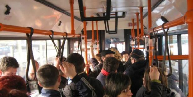 Scene șocante la Chișinău! Pumni și palme între două moldovence într-un microbuz sub privirile îngrozite ale copiilor
