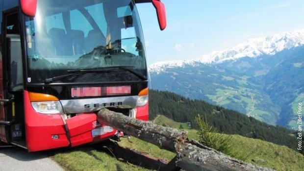 Un turist a împiedicat prăbuşirea unui autocar într-o prăpastie din Alpi, reuşind în ultimul moment să frâneze
