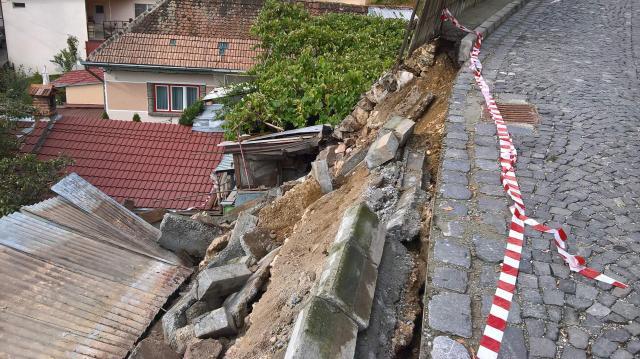 O stradă s-a prăbușit peste o locuință din Brașov