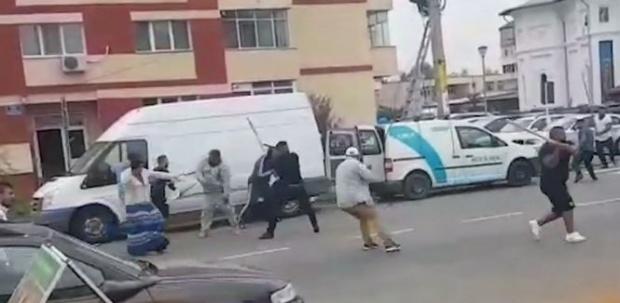 Scandal URIAȘ în fața unei secții de poliție. Bătaie cu bâte și săbii în plină stradă în județul Argeș