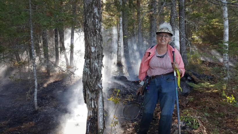 O femeie înarmată numai cu o tigaie a ajutat la stingerea unui incendiu de pădure