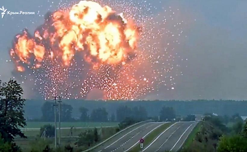 VIDEO - Incendiu și explozii la un depozit de muniție din Ucraina. Spațiul aerian din zonă, închis