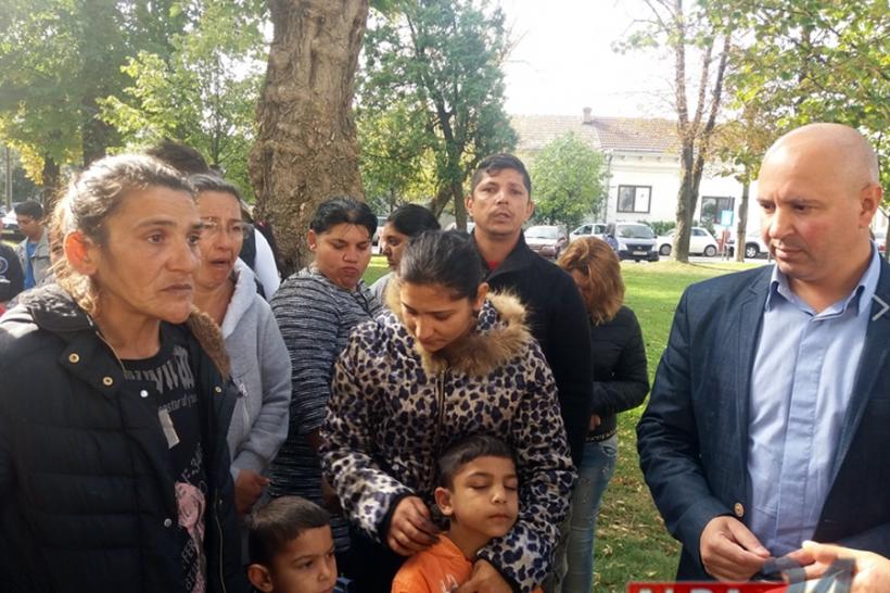 Câteva zeci de romi protestează în fața primăriei din Alba Iulia