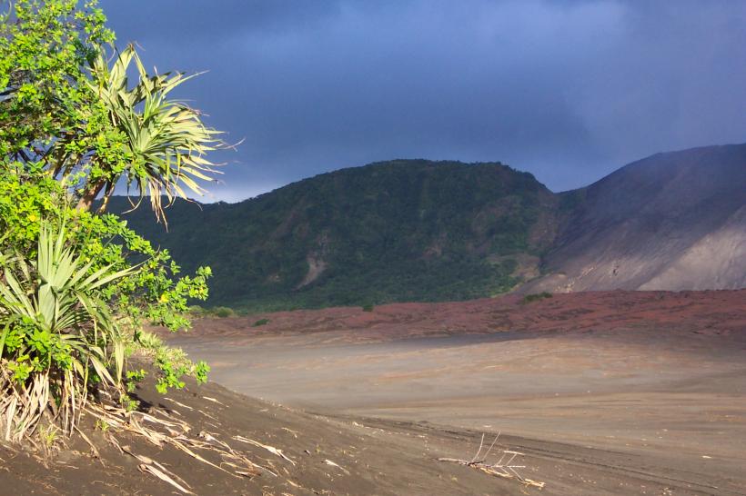 Mii de oameni evacuaţi din insula Ambae, din cauza erupţiei vulcanului Monaro