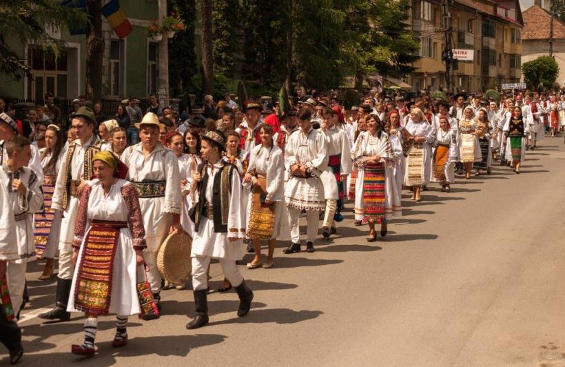 Paradă de costume populare autentice româneşti vechi de 140 de ani, din toate zonele geografice, la Iași