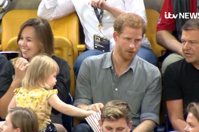 VIDEO - Reacția genială a prințului Harry când vede că un copilaș îi mănâncă din popcorn