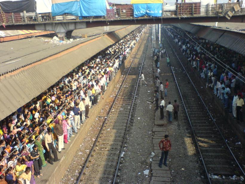 VIDEO. 22 de morți și peste 30 de răniți într-o gară din Mumbai