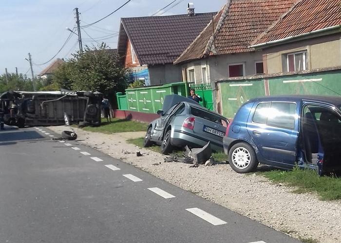 Bihor: Doi răniţi într-un accident cu patru autovehicule implicate, pe DN 1 Cluj - Oradea