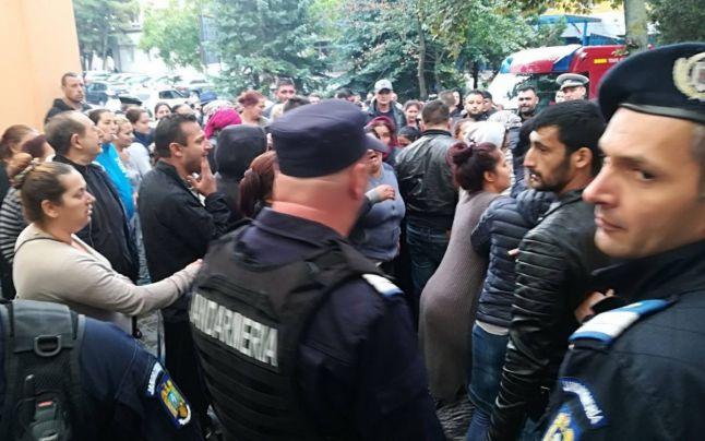 Gorj: Peste 150 de romi au protestat în fața Prefecturii din Târgu-Jiu