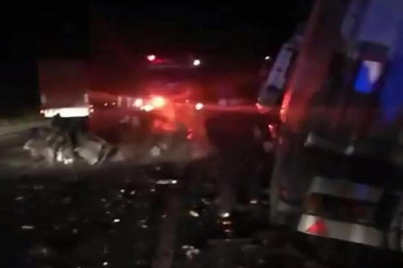 Un șofer a ars de viu după ce a intrat cu mașina într-un TIR
