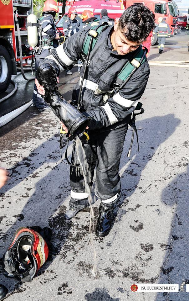 GALERIE FOTO - Interventia dramatică a pompierilor la incendiul de la căminul de bătrâni 18589209