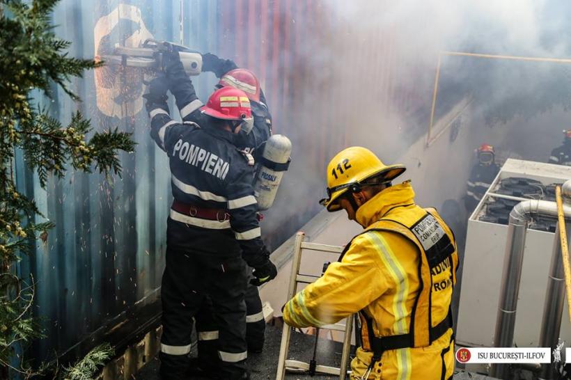 GALERIE FOTO - Interventia dramatică a pompierilor la incendiul de la căminul de bătrâni 18589214