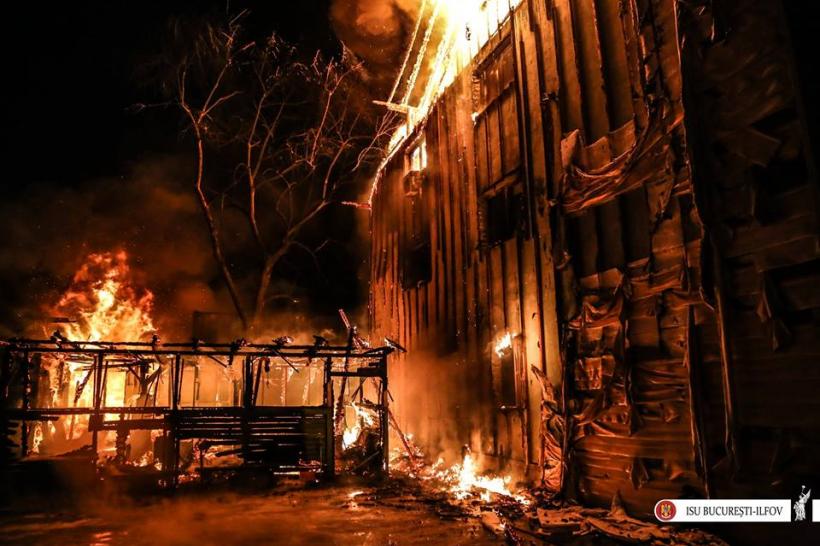 GALERIE FOTO - Interventia dramatică a pompierilor la incendiul de la căminul de bătrâni 18589216