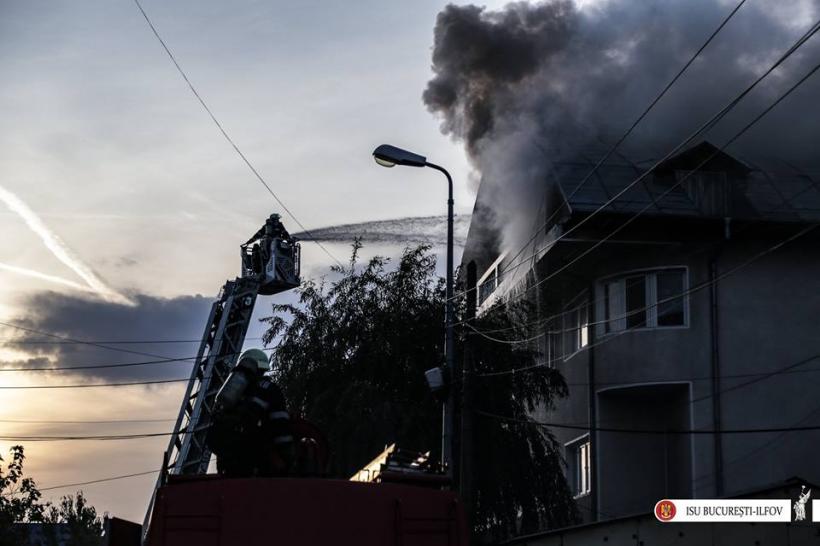 GALERIE FOTO - Interventia dramatică a pompierilor la incendiul de la căminul de bătrâni 18589218