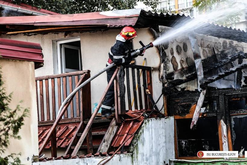 GALERIE FOTO - Interventia dramatică a pompierilor la incendiul de la căminul de bătrâni 18589221
