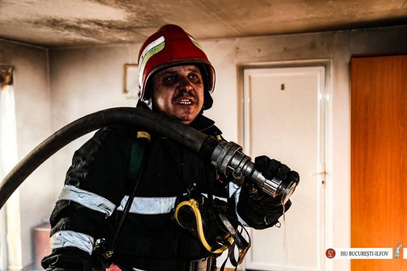 GALERIE FOTO - Interventia dramatică a pompierilor la incendiul de la căminul de bătrâni 18589230