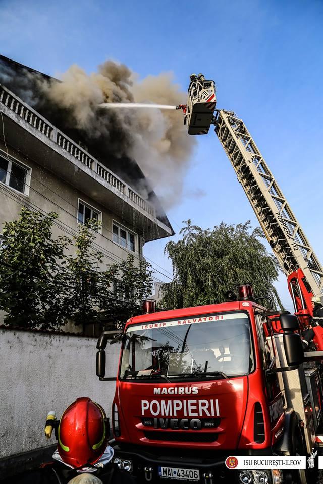 GALERIE FOTO - Interventia dramatică a pompierilor la incendiul de la căminul de bătrâni 18589233