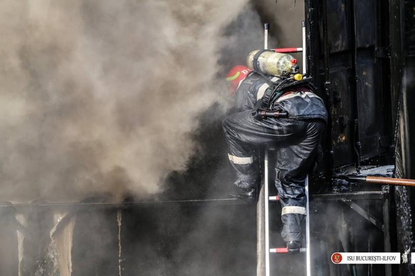 GALERIE FOTO - Interventia dramatică a pompierilor la incendiul de la căminul de bătrâni 18589235