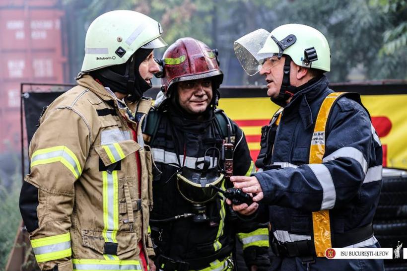 GALERIE FOTO - Interventia dramatică a pompierilor la incendiul de la căminul de bătrâni 18589236