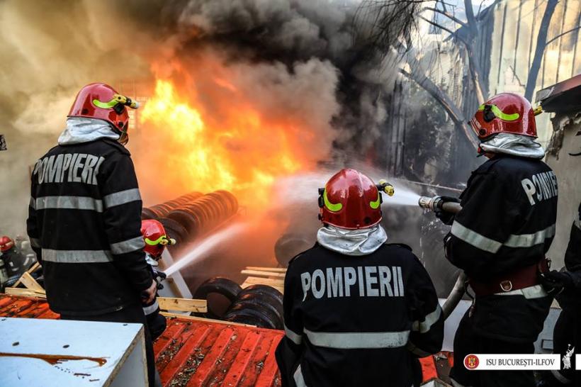 GALERIE FOTO - Interventia dramatică a pompierilor la incendiul de la căminul de bătrâni 18589238