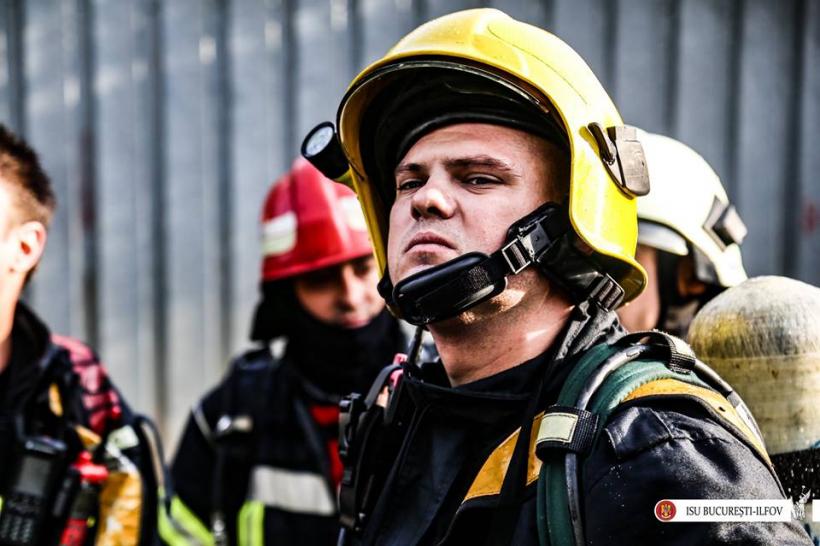 GALERIE FOTO - Interventia dramatică a pompierilor la incendiul de la căminul de bătrâni 18589239