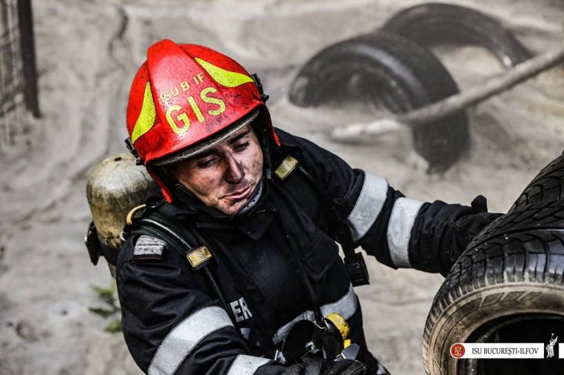 GALERIE FOTO - Interventia dramatică a pompierilor la incendiul de la căminul de bătrâni 18589241