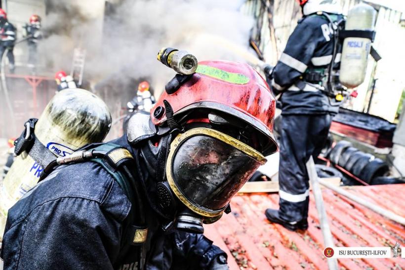 GALERIE FOTO - Interventia dramatică a pompierilor la incendiul de la căminul de bătrâni 18589243