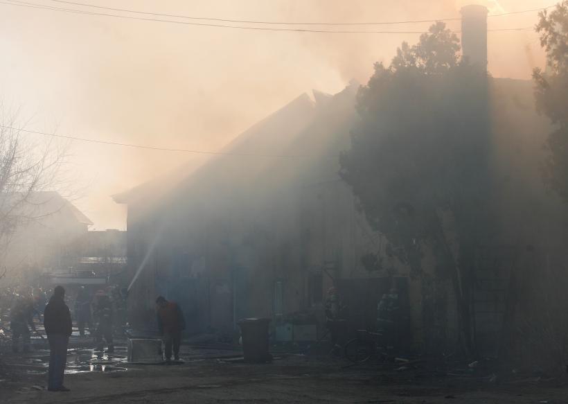 Un mort, 19 persoane intoxicate cu fum și un pompier rănit într-un incendiu din București