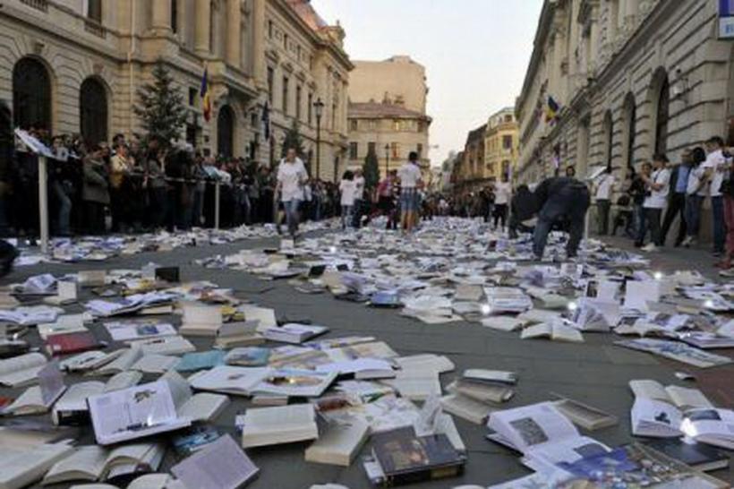 Mii de cărţi lăsate, &quot;la întâmplare&quot; pe stradă, drept invitaţii la Festivalul Internaţional de Carte Transilvania