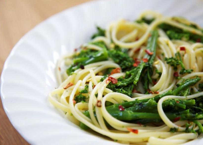Rețeta zilei : Spaghete cu usturoi și broccoli