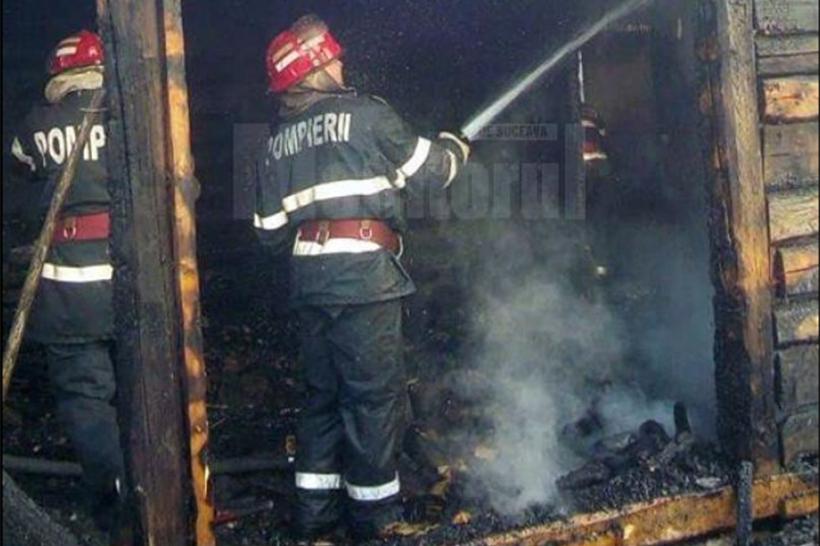Suceava - O casă s-a făcut scrum după un incendiu violent. Pompierii nu au mai putut salva nimic
