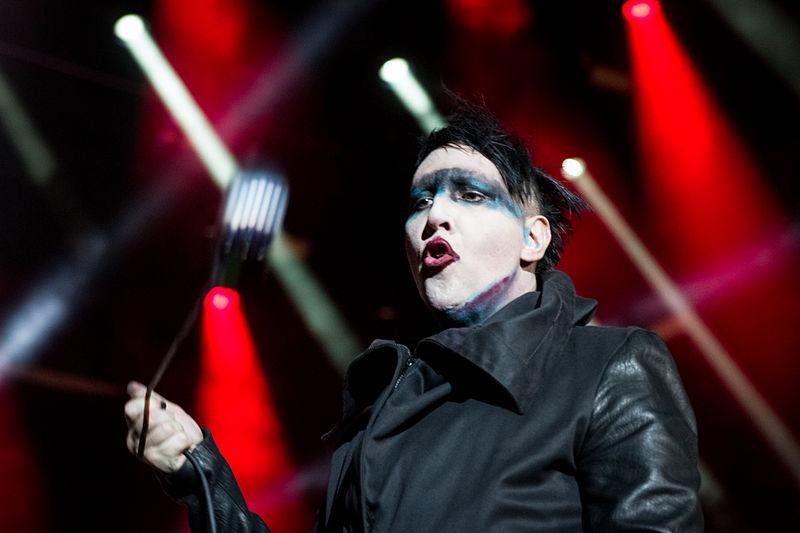 VIDEO - Marilyn Manson, strivit de un obiect de decor, internat de urgență în spital