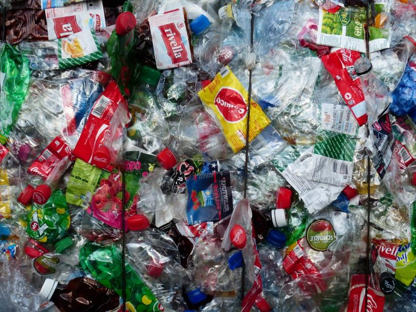 Coca-Cola produce peste 110 miliarde de sticle de plastic de unică folosinţă anual