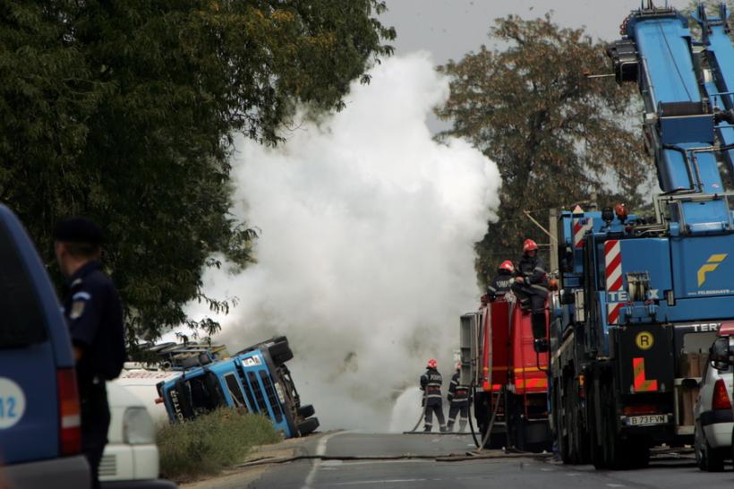 Pericol de explozie în apropiere de Ploiești. Scurgeri dintr-un camion înărcat cu 220 litri de nitrat de monometilamină