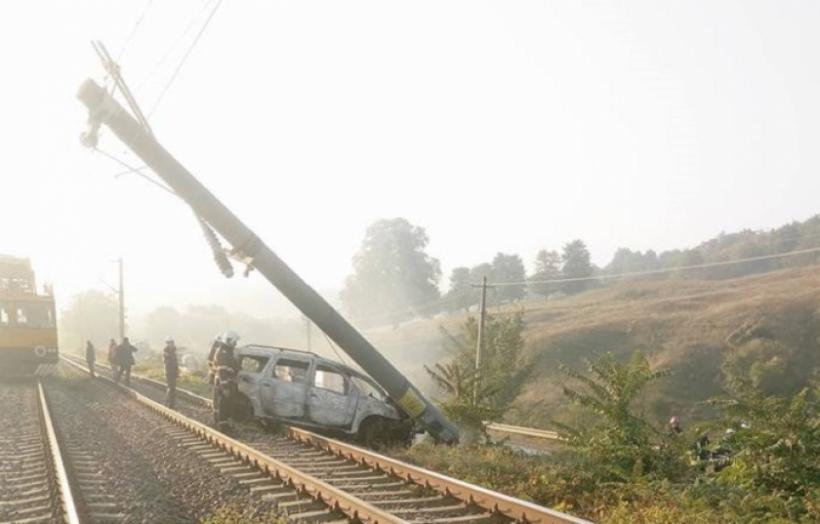 Accident CIUDAT în Bacău. O maşină a rupt un stâlp de electricitate, apoi a luat foc pe calea ferată. Trafic feroviar şi rutier paralizat între Adjud şi Oneşti
