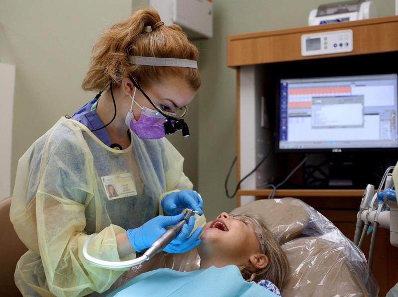 ASSMB lansează o licitație pentru dotarea cabinetelor stomatologice școlare în școli
