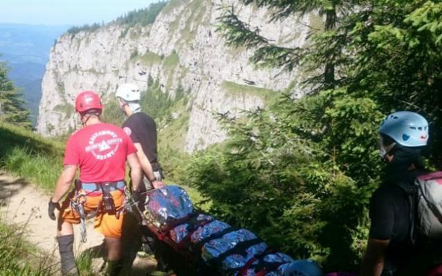 Buzău: Un căutător de chihlimbar a fost salvat în ultimul moment de pompieri, de pe un versant muntos 