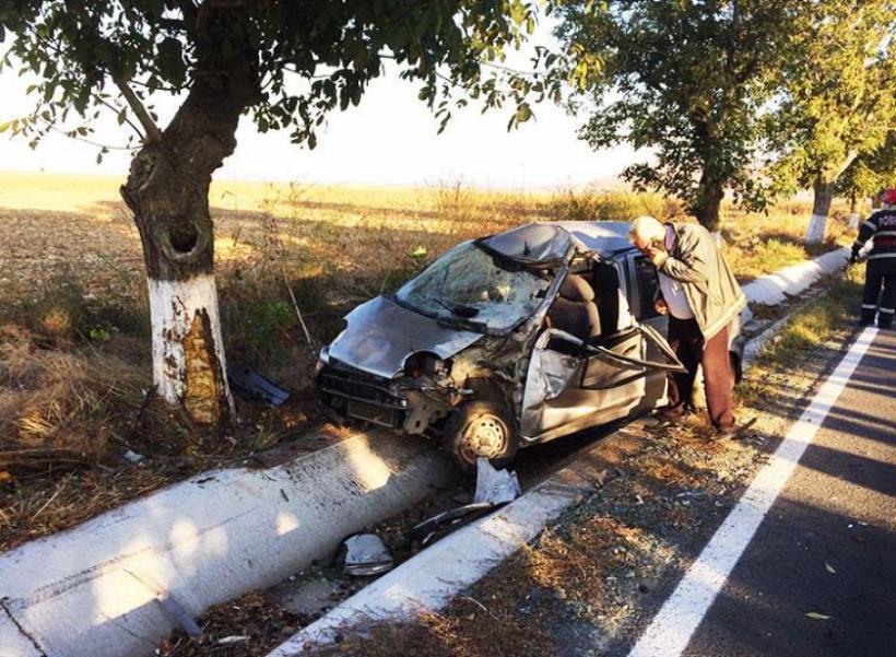 O femeie aflată la volanul unui  Matiz s-a izbit frontal de un copac în Tulcea