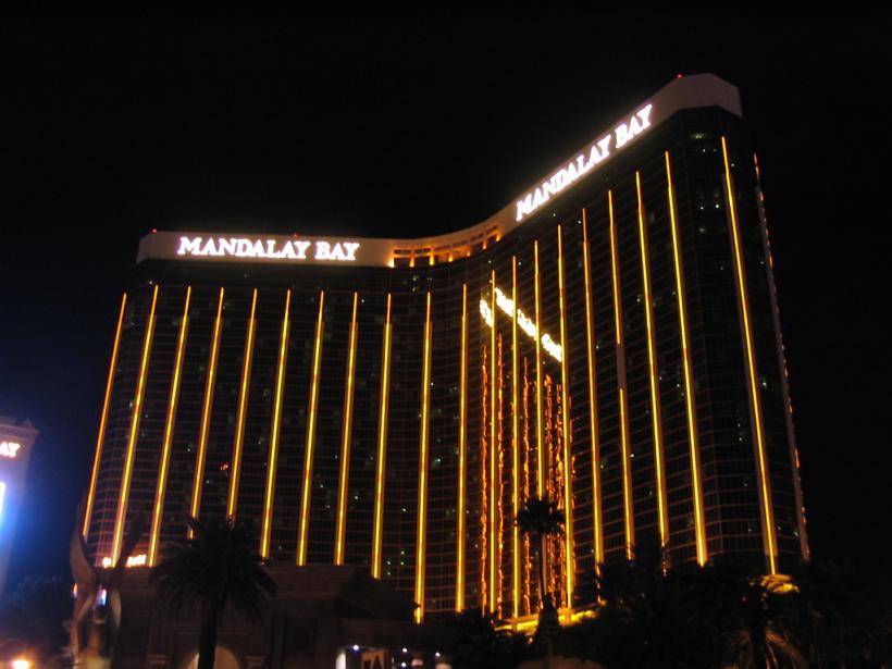 Iubita atacatorului din Las Vegas s-a întors în America, fiind o „persoană de interes”